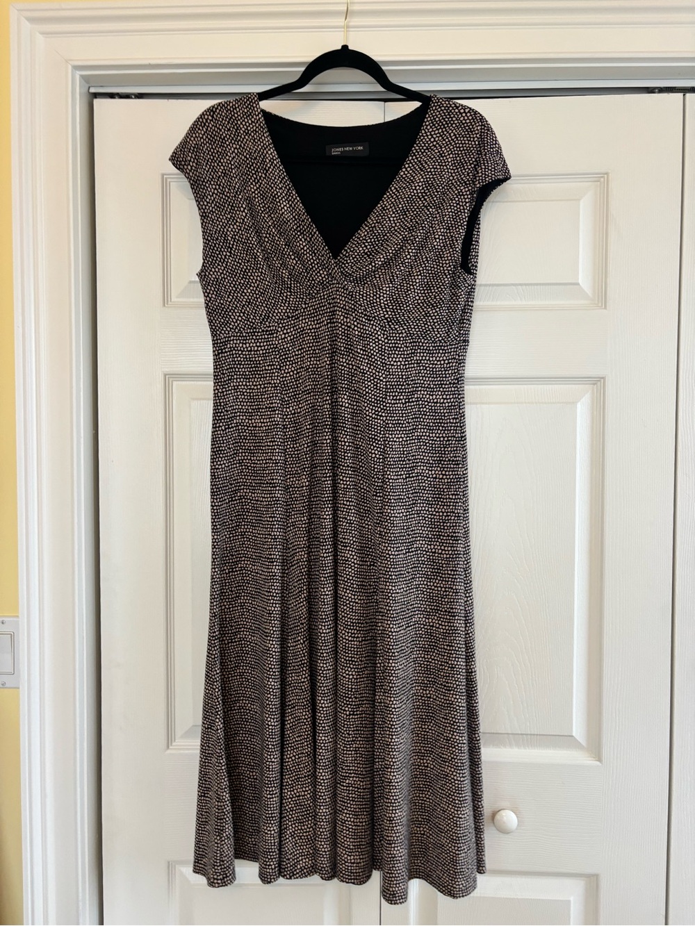 Jones New York Black and White V-Neck Cap Sleeve Dress